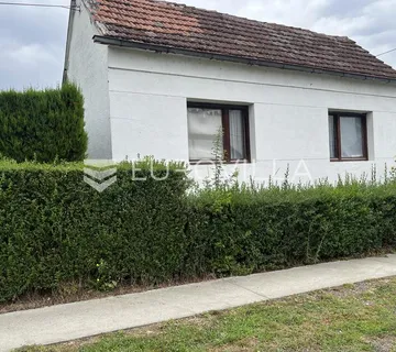 Trnjani, kuća za adaptaciju na parceli 1235 m² - Trnjani, Garčin