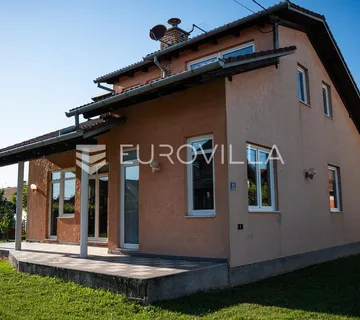 Županja, prostrana obiteljska kuća površine 180 m² na parceli od 788 m² u mirnoj ulici