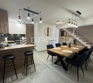 Istra, Vižinada, obiteljska autohtona renovirana kuća 150m2 u nizu s dvorištem - cover