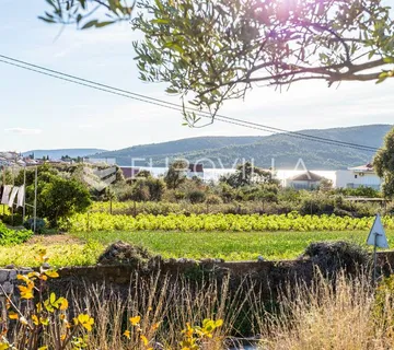 Seget Donji, građevinsko zemljište površine 1592 m² - Seget Donji, Seget