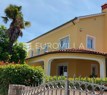 Istra, Pješčana Uvala, vila s okućnicom prvi red do mora