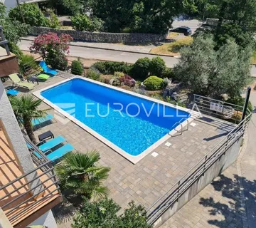 Crikvenica, kuća s 8 apartmana i bazenom, 500 m od mora, izvrsna investicija - cover