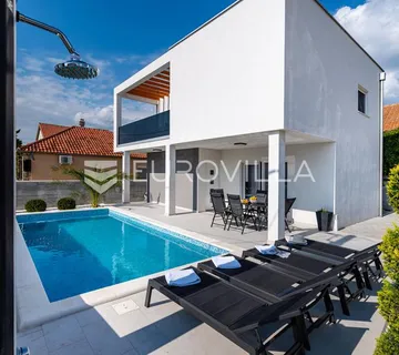 Zadar, Gornji Karin, moderna kuća s bazenom i dva apartmana, 200 m od mora - cover