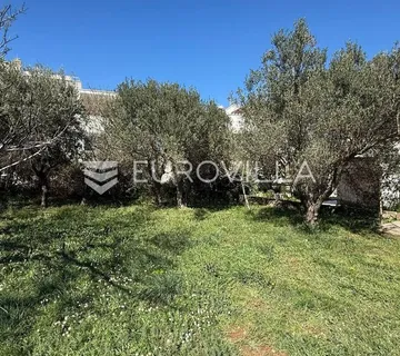Murter, građevinsko zemljište 618 m², drugi red do mora, s projektom za kuću