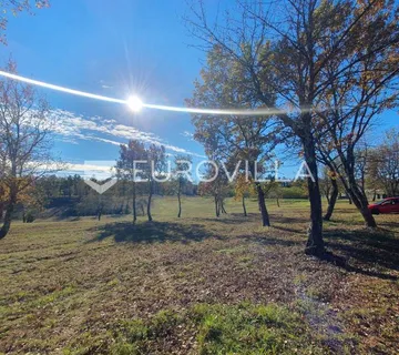 Poreč, okolica - lijepo građevinsko zemljište NKP 764 m2 + 451 m2 poljoprivredno pravilnog oblika