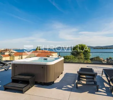 Zadar, Sveti Filip i Jakov, luksuzni dvoetažni penthouse s jacuzzijem, 2. red do mora