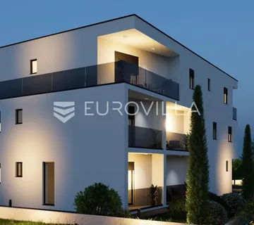 Kaštel Novi, dvosoban stan 52.1 m² na prizemlju s vrtom i parkirnim mjestom - cover