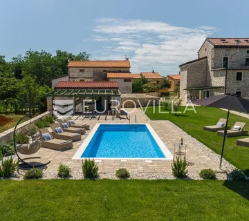 Istra, Umag, autentična istarska kamena kuća 260 m², okružena zelenilom, 1349 m² okućnice - Babići, Umag