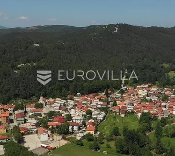 Klana, lijep ravan teren 750 m², s građevinskom dozvolom