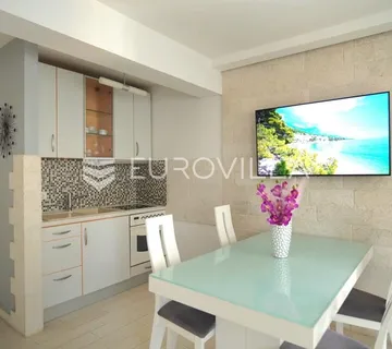 Makarska, jednosoban stan, prvi red do mora