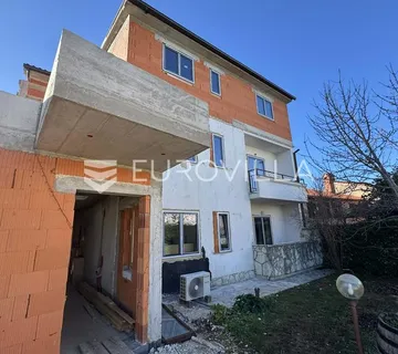 Istra, Pula, renoviran stan s tri spavaće sobe i parkingom, 90 m²