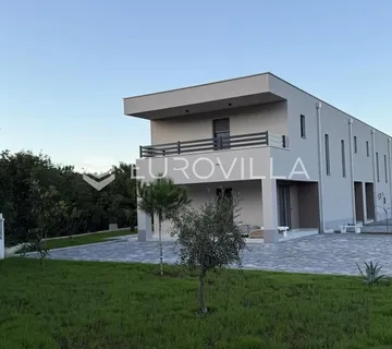 Jadranovo, stan u mirnom djelu blizu mora, s vrtom i velikom terasom - cover