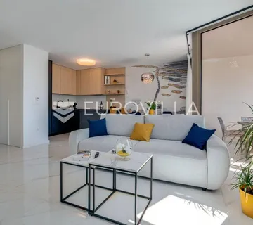 Opatija, Centar, ekskluzivan stan NKP 65 m2, prvi najam - cover