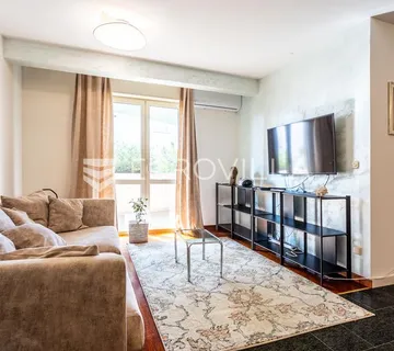 Split, Bačvice, uređen trosoban stan na izvrsnoj lokaciji