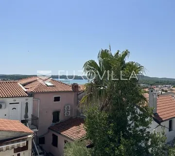 Istra, Medulin samostojeća kuća NKP 130 m2 s prekrasnom krovnom terasom i pogledom more