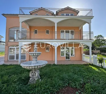 Fažana, Valbandon, raskošna vila s tri stambene jedinice, 360 m²