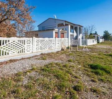 Istra, Barbariga, građevinsko zemljište 400m2 s postojećom garažom - Vodnjan
