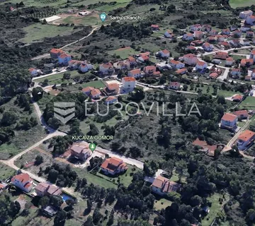 Medulin, građevinska parcela okružena zelenilom, pogled na more s kata 758 m²