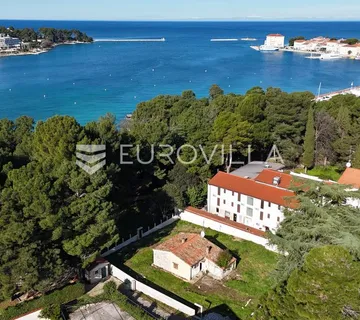 Istra, Poreč, Ekskluzivno zemljište prvi red do mora s direktnim izlazom na plažu