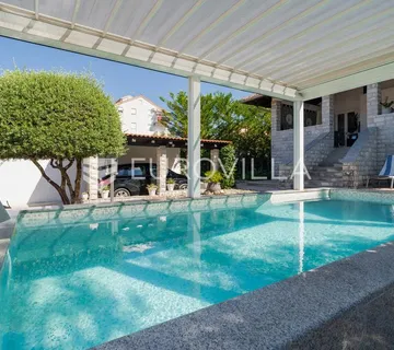 Biograd na Moru, jedinstvena kuća s bazenom i staklenim paviljonom
