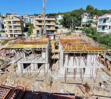Trogir, Čiovo, trosoban stan s privatnim bazenom i dva parkirna mjesta - cover