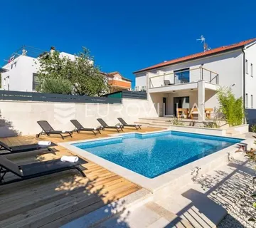 Istra, Ližnjan, vila 294 m2 s grijanim bazenom i uređenom okućnicom