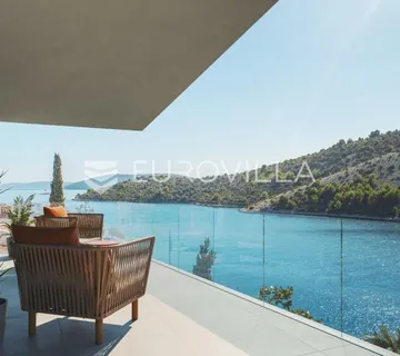 Vinišće, prvi red do mora, zemljište s građevinskom dozvolom 605 m2 - Vinišće, Marina