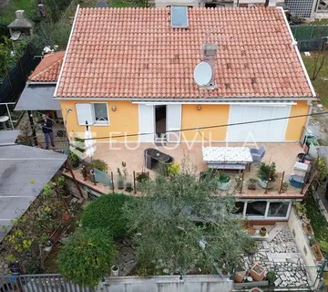 Umag, Murine, samostojeća kuća s dva odvojena stana na mirnoj lokaciji - Murine, Umag