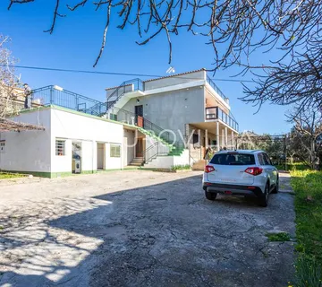 Šibenik, Brodarica, kuća sa velikim dvorištem 247,2 m² - cover