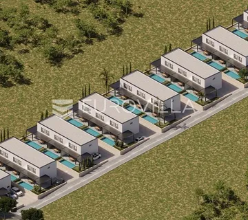 Mandre, trosobni dvoetažni stan s privatnim bazenom i dvorištem u najljepšoj ulici 136,6 m² - cover