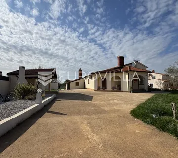Istra, Valbandon, najam obiteljske kuće 180m2 s predivnom okućnicom - cover