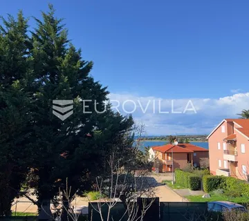 Istra, Novigrad okolica, šarmantna kuća u nizu s pogledom na more i vrtom