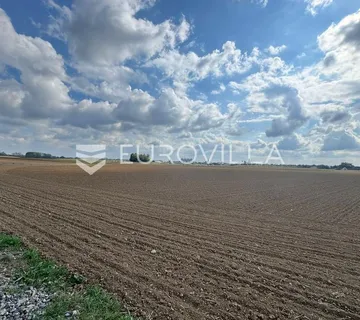 Kuševac, atraktivno poljoprivredno zemljište uz cestu, 4 ha - Kuševac, Đakovo