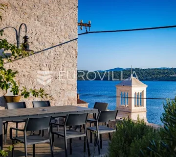 Šibenik, stara gradska jezgra, povijesna palača iz 12. stoljeća - cover