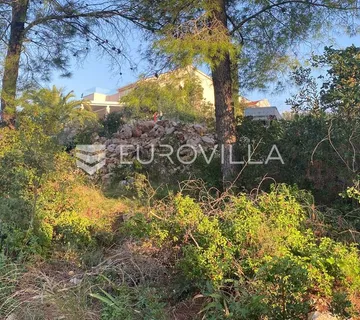 Brač, Sutivan - atraktivno građevinsko zemljište (541 m2)