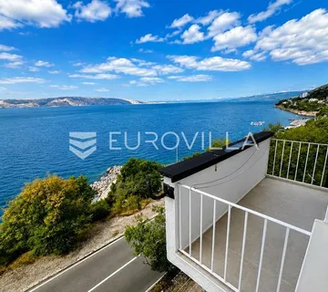 Senj, trosoban stan 51,36 m² na vrhunskoj lokaciji, prvi red do mora