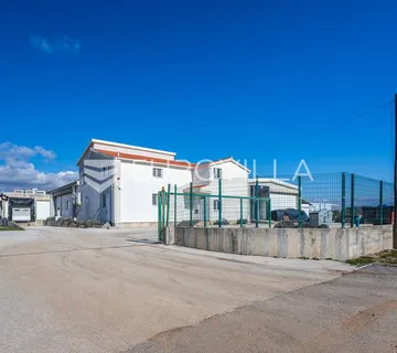 Sinj, Kukuzovac, poslovna zgrada u gospodarskoj zoni, površine 1.648 m² - Turjaci, Sinj