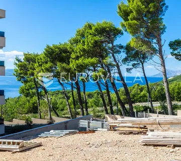 Makarska, stan s pogledom na more, prenamijenjen u dva jednosobna apartmana, novogradnja