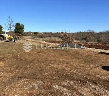 Vodnjan, građevinska parcela 1230 m2 s pravomoćnom građevinskom dozvolom