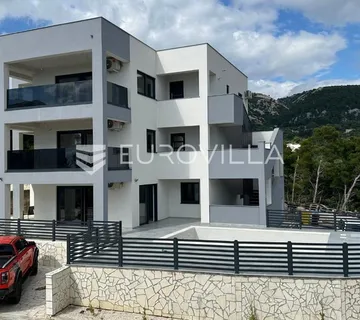 Otok Rab, Banjol, luksuzno prizemlje s bazenom, 200 m² okućnice i pogledom na more