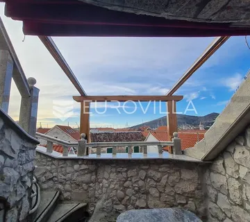 Trogir,  autohtona kamena kuća s pogledom na more - cover