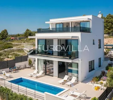 Otok Čiovo, Okrug Gornji - moderna vila s bazenom blizu mora - cover