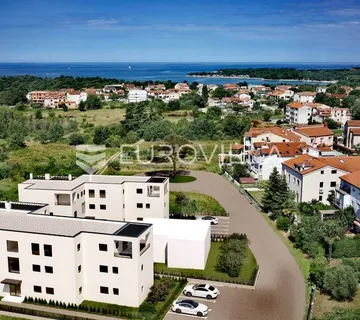 Istra, Poreč, moderan trosobni stan neto korisne površine od 94,47 m² na prvom katu u blizini plaže