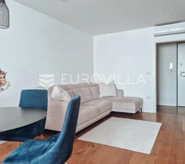 Istra, Poreč – Moderan stan od 58,53 m² s privatnim dvorištem - cover