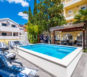 Cavtat, Vila s 14 apartmana 252 m2 - cover
