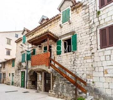 Kaštel Stari, kamena kuća blizu mora - cover
