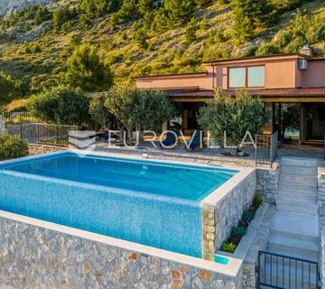 Omiš, Stanići, lijepa kuća s pogledom na more ukupne površine 160m2 na zemljištu površine 2546 m2 - cover