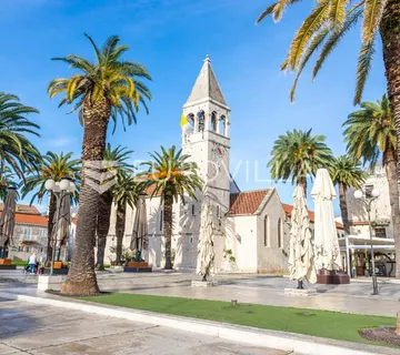 Trogir, kuća s tri apartmana s pogledom na more na 50 m od mora - cover