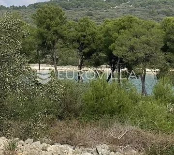 Zadar, Kali na otoku Ugljanu, građevinski teren s pogledom na more