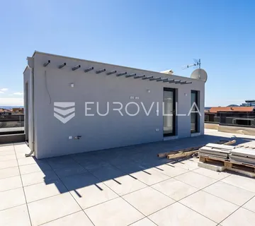 Vodice, trosoban stan s krovnom terasom